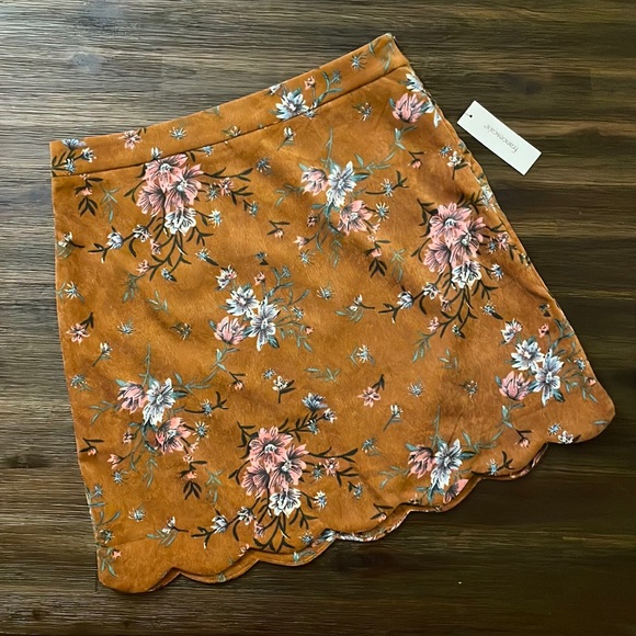 Francesca's Collections Dresses & Skirts - Francesca’s Chance Mustard Floral Print Scallop Hem Mini Skirt Large